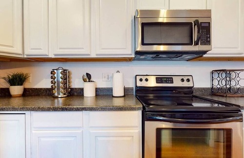 Phoenix Hill House | NuLu Private Home|Backyard|Parking