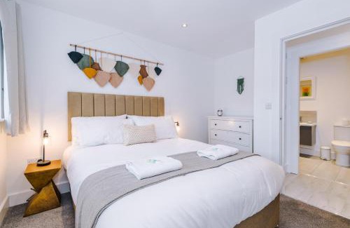 Mollington House | Number 21: A Breathtaking Chester Cottage with Parking