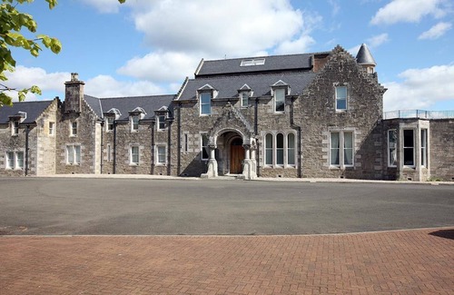 Arden Cottage | Number 4 Lomond Castle - Sleeps 4 - sleeps 4 guests in 1 bedroom