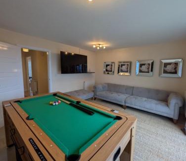 Newcastle-upon-Tyne House | Numero Uno Luxe Retreat 3BR 3 Baths Hot Tub wifi
