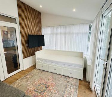Newcastle-upon-Tyne House | Numero Venti Aparthouse wifi parking Hot Tub