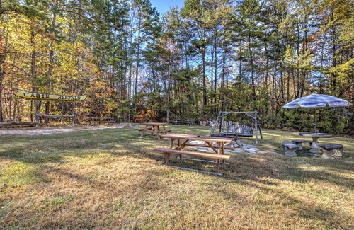 Helen House | NVM Shenandoah Peace - Pet Friendly Room at the Nacoochee Valley Motel