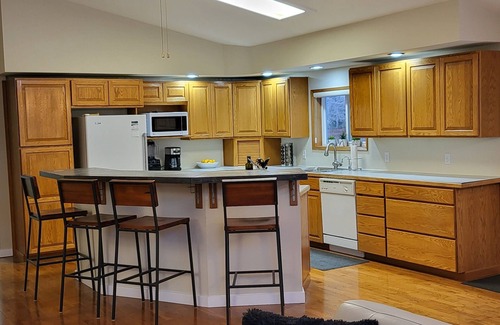 North Bend House | NW mountain/city retreat, w/year round recreation