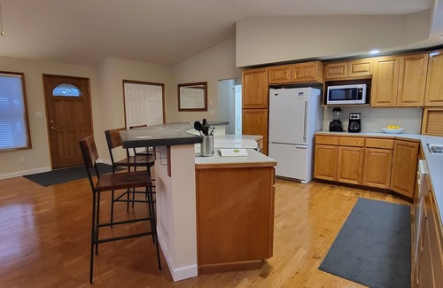 North Bend House | NW mountain/city retreat, w/year round recreation