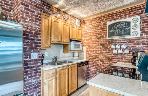 Mission District Apartment | NY Theme Condo off of 17th Ave/Near the Saddledome