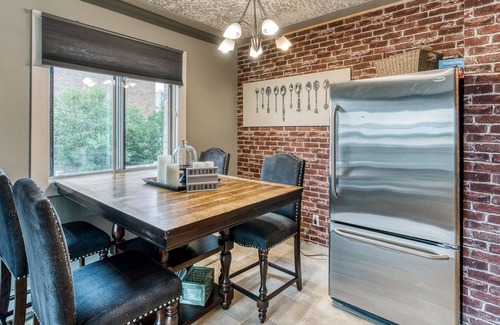 Mission District Apartment | NY Theme Condo off of 17th Ave/Near the Saddledome
