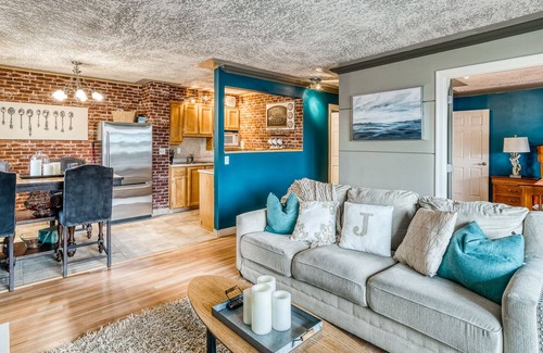 Mission District Apartment | NY Theme Condo off of 17th Ave/Near the Saddledome