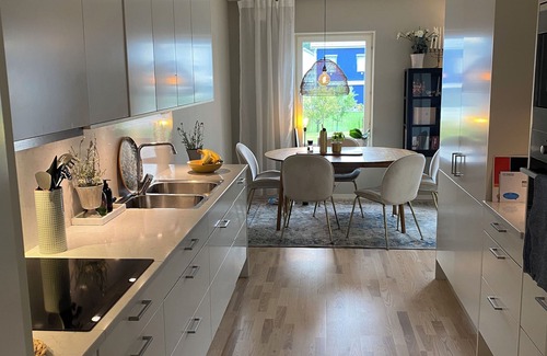 Lindalen House | Nybyggt radhus med tomt, veranda och carport. Nära Sthlm city, sjöar och skog.