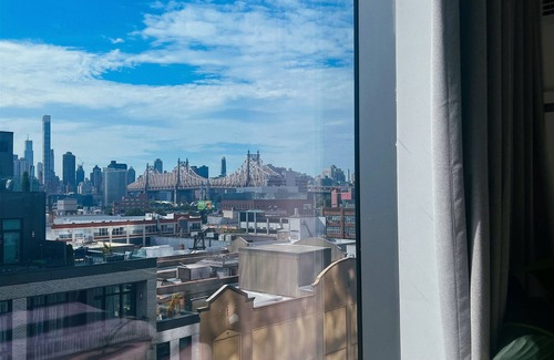 Hunters Point Apartment | NYC's Heart: Modern Luxury in Prime Location