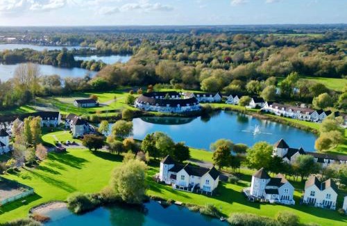 South Cerney House | Nyhavn Lakeside Cottage