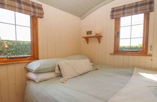 Llanfaelog Cottage | NYTH BACH, pet friendly, country holiday cottage in Rhosneigr