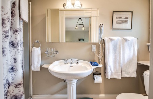 Downtown Vancouver Bed & Breakfast | O Canada House
