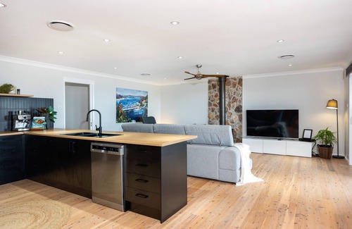 Kioloa House | O'Hara - Waterfront, walk to Merry Beach