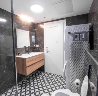 Bat Yam Apartment | O&O - 2 BR Stylish & Modern Apartment
