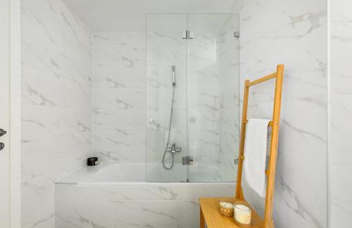 Bat Yam Apartment | O&O Group - 3BR Skyline Retreat on the 24th Floor