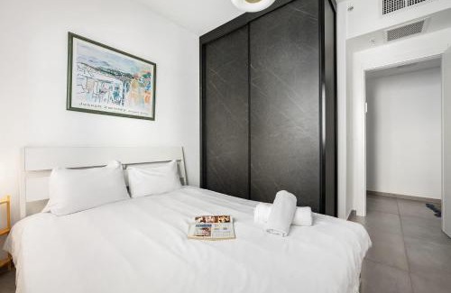 Bat Yam Apartment | O&O Group - 3BR Skyline Retreat on the 24th Floor