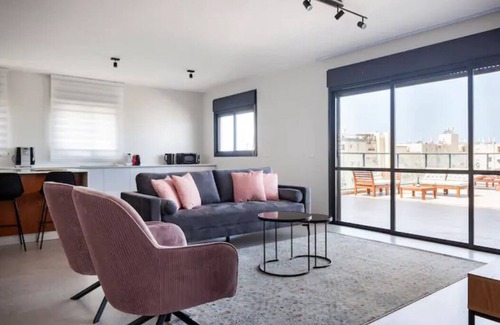 Bat Yam Apartment | O&O Group - Top Penthouse On The Beach