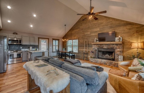 Suches Cabin | Oak and Antler Cabin - New Build, Mtn View, Hot Tub