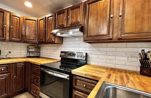 Hamlin House | Oak Circle Chalet - Poconos Gated community 1 min. walk to Deerfield lake!