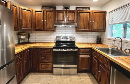 Hamlin House | Oak Circle Chalet - Poconos Gated community 1 min. walk to Deerfield lake!
