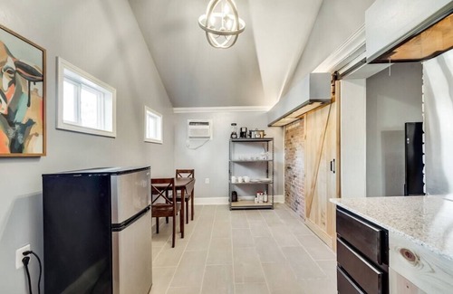 Oak Cliff Apartment | Oak Cliff Guesthouse- Experience Tiny House Living