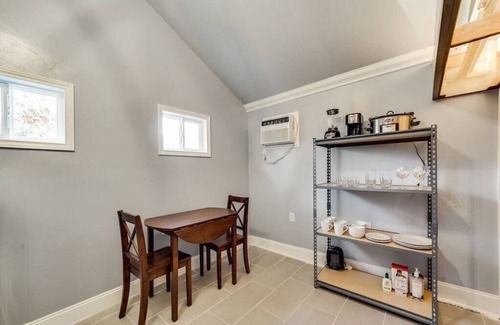 Oak Cliff Apartment | Oak Cliff Guesthouse- Experience Tiny House Living