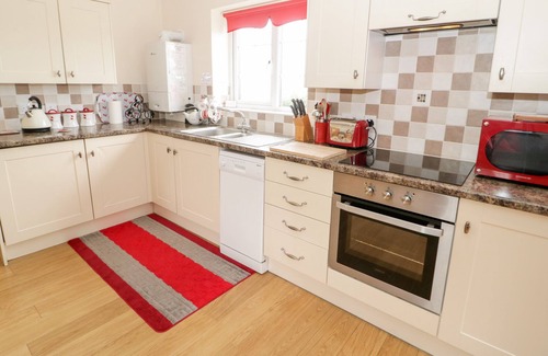 Pen-y-sarn Cottage | OAK COTTAGE, family friendly, with a garden in Penysarn