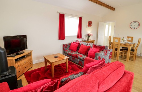 Pen-y-sarn Cottage | OAK COTTAGE, family friendly, with a garden in Penysarn