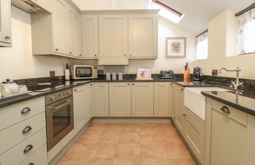 Bere Regis Cottage | OAK COTTAGE, pet friendly, luxury holiday cottage in Bere Regis