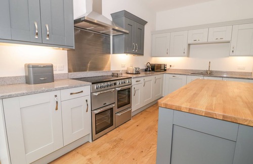 Barnard Castle Cottage | OAK COTTAGE, pet friendly, with a garden in Middleton-In-Teesdale