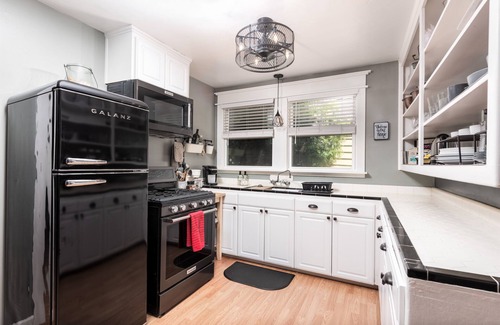 Lodi Cottage | Oak Cottages Duplex | Six minute stroll to historic Downtown Lodi! Pet Friendly!
