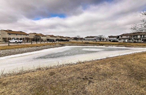 Oak Harbor Condo | Oak Harbor Getaway w/ Private Dock & Grill Access!