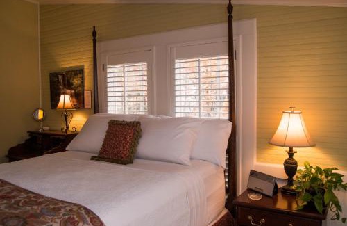 Waynesville Bed & Breakfast | Oak Hill On Love Lane Bed and Breakfast Inn