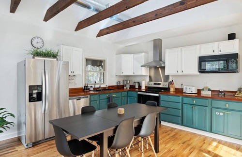 Westside House | Oak House Charleston 3BR 2B in downtown. Enjoy peacefulness, history & comfort.