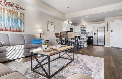 Branson West Condo | Oak Lane Escape - Branson - Resort Condo on Golf Course w/Endless Amenities