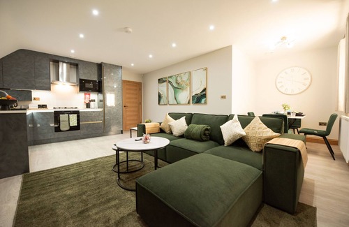 Reading Apartment | Oak Lodge - Premium 2-Bed, 2-Bath with Garden View