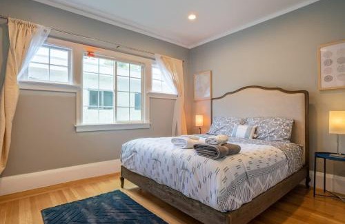 Oakland Ave - Harrison St Apartment | Oak Manor - Chic & Stylish 2BR Apartment Retreat