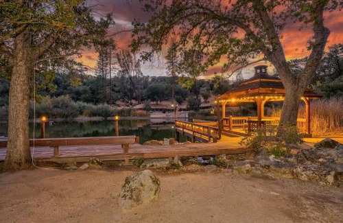 Oakhurst House | Oak Pond Retreat Stocked pond/pool table/BBQ Grill/EV Charger