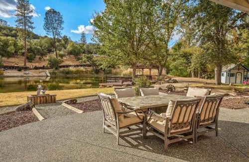 Oakhurst House | Oak Pond Retreat Stocked pond/pool table/BBQ Grill/EV Charger