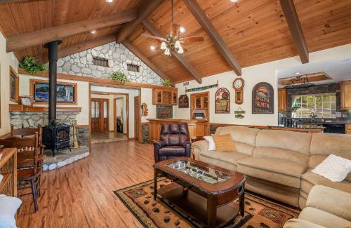 Oakhurst House | Oak Pond Retreat Stocked pond/pool table/BBQ Grill/EV Charger