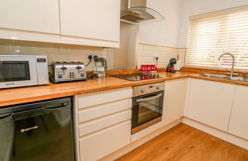 Aberporth Cottage | OAK TREE COTTAGE, family friendly, with a garden in Aberporth