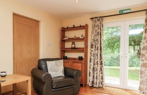 Broadwoodkelly Cottage | OAK TREE COTTAGE, pet friendly, with pool in Winkleigh