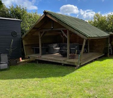 Dartmouth House | Oak Tree Lodge: Unique 2 level Shepherd's Hut: Dartmouth