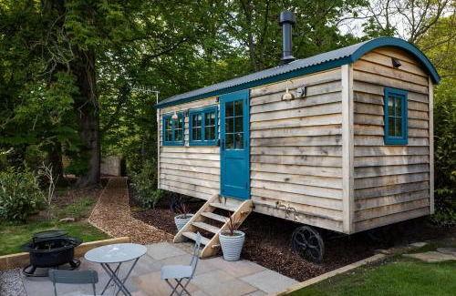 Baslow House | Oak Tree Shepherds Hut Chatsworth Estate