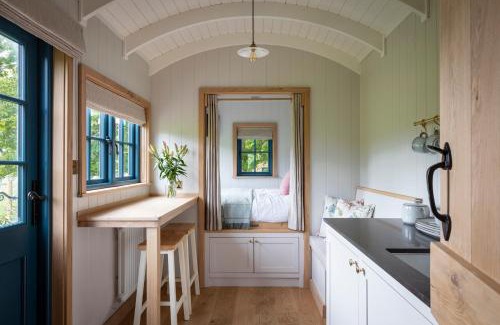 Baslow House | Oak Tree Shepherds Hut Chatsworth Estate