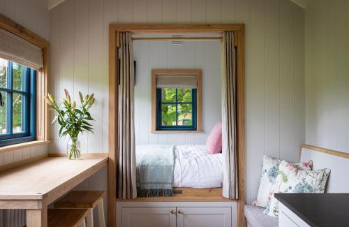 Baslow House | Oak Tree Shepherds Hut Chatsworth Estate