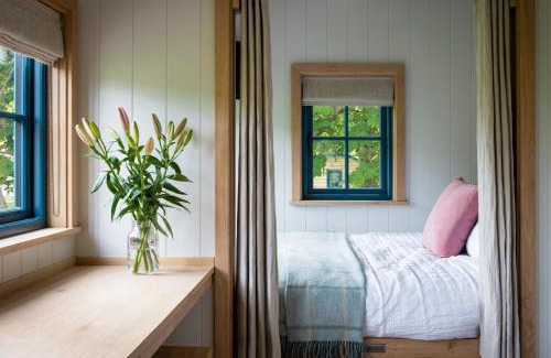 Baslow House | Oak Tree Shepherds Hut Chatsworth Estate