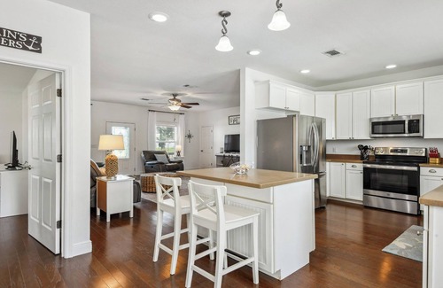 Gulfport Cottage | Oak trees, Heated Pool/Spa oasis & walk to beach! Drive to downtown 3 min!