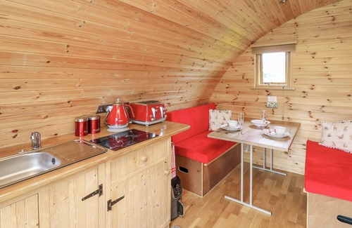 Llanddeusant Cottage | OAK VIEW, romantic, with hot tub in Llandovery