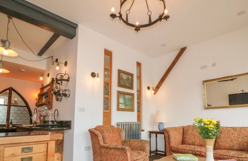 Blakeney Apartment | OAKDEAN STUDIO, pet friendly, with hot tub in Blakeney
